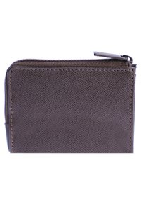 Monedero de tela marrón con cierre de cremallera, superficie texturizada, forma rectangular y detalle de costura visible a lo largo de los bordes.