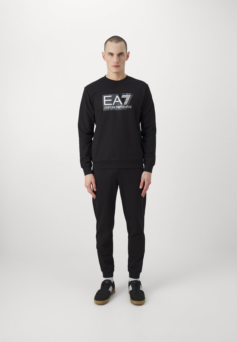 EA7 Emporio Armani - TRACKSUIT - Melegítő - nero, Nagyítás