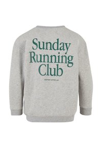 Szara bluzka z okrągłym dekoltem, z zielonym napisem "Sunday Running Club" z tyłu, z ściągaczami na mankietach i u dołu.