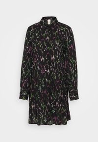 Czarna sukienka z kołnierzykiem, długimi rękawami i marszczonym pasem. Posiada wielokolorowy, abstrakcyjny wzór w odcieniach zieleni, różu i purpury.