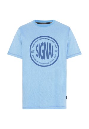 Lyseblå T-shirt med korte ærmer og rund halsudskæring, med et mørkeblåt rundt logo med teksten "SIGNAL Menswear Department Since 1967" på fronten.