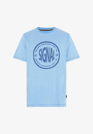 Lyseblå T-shirt med korte ærmer og rund halsudskæring, med et mørkeblåt rundt logo med teksten "SIGNAL Menswear Department Since 1967" på fronten.