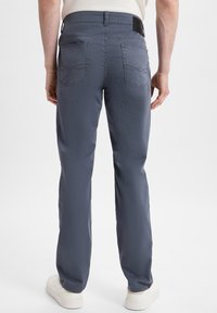 Schmale graue Chinos aus Baumwollmischung mit glatter Textur, Gürtelschlaufen, Gesäßtaschen und einem einfachen Bund mit Logodetail.