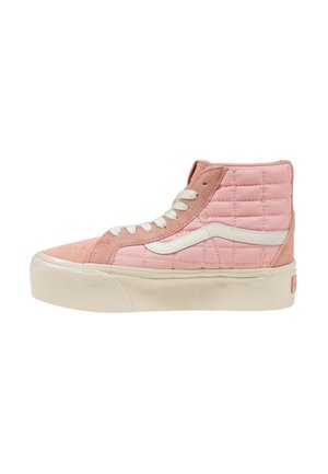 Zapatillas altas de ante rosa con diseño acolchado, cordones blancos y suela de plataforma crema. Presenta un clásico acento de rayo lateral.
