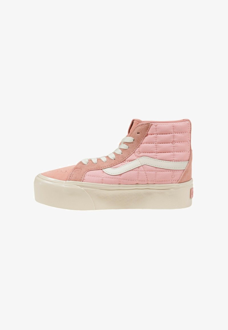 Baskets montantes en daim rose avec un design matelassé, lacets blancs et semelle plateforme crème. Comprend un accent de rayure latérale classique.