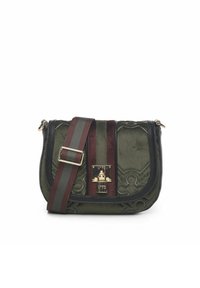 Bolso de mano acolchado en verde y negro con correa de tela a rayas, que presenta un cierre de hardware dorado y acentos decorativos en la parte frontal.
