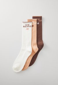 Gemischtes Set aus drei Paar gerippten Socken in Weiß, Pfirsich und Braun, mit dem "New Balance"-Logo in kontrastierenden Farben auf jeder Socke.