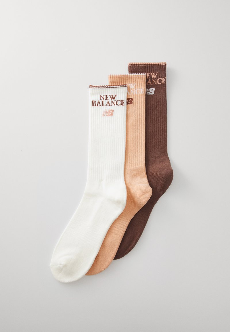 Gemischtes Set aus drei Paar gerippten Socken in Weiß, Pfirsich und Braun, mit dem "New Balance"-Logo in kontrastierenden Farben auf jeder Socke.