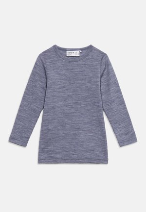T-shirt à manches longues gris chiné pour un tout-petit, avec une texture tricotée douce et une étiquette de taille visible au col.