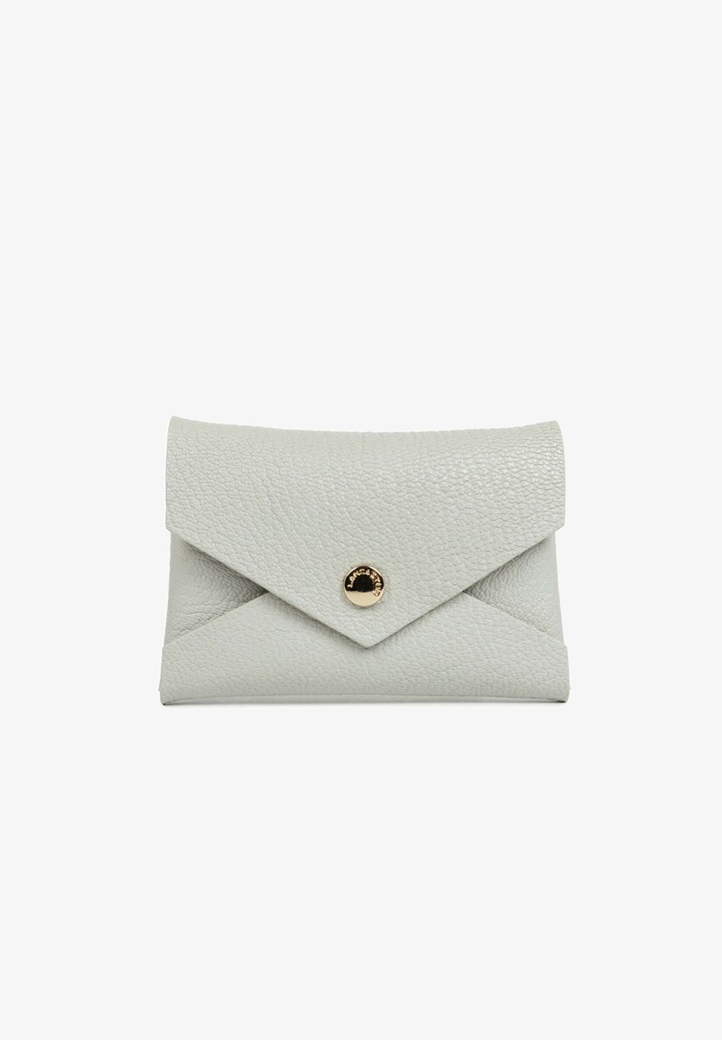 Pochette enveloppe en cuir gris clair à finition texturée, dotée d'une fermeture à pression dorée et d'un rabat angulaire.