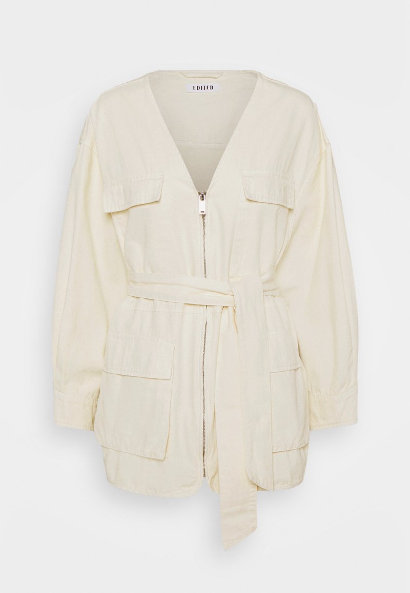 Cremfarbene Baumwolljacke mit langen Ärmeln, V-Ausschnitt, durchgehendem Reißverschluss, zwei aufgesetzten Taschen und gebundenem Bund. Glatte Textur, lockere Passform.