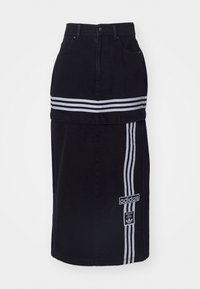 Svart jeanskjol med två framfickor, prydd med tre vita horisontella ränder längs sidorna och en broderad Adidas-logotyp.