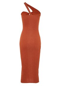 Robe ajustée à une épaule en tissu texturé couleur rouille, avec une coupe mi-longue et un accent plissé en haut.