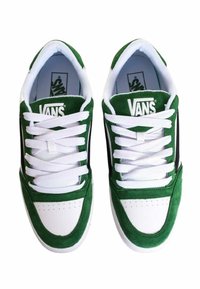 Grüne Wildleder-Skate-Schuhe mit einer weißen Lederzehenkappe und Schnürsenkeln. Schwarzer Seitenstreifen und Vans-Logo auf der Zunge in Weiß. Mit perforierten Details.