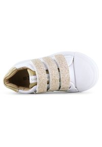 Witte sneaker met drie gouden glinsterende banden, afgeronde neus en een glad bovenmateriaal. Het interieur heeft een contrasterende gouden voering.