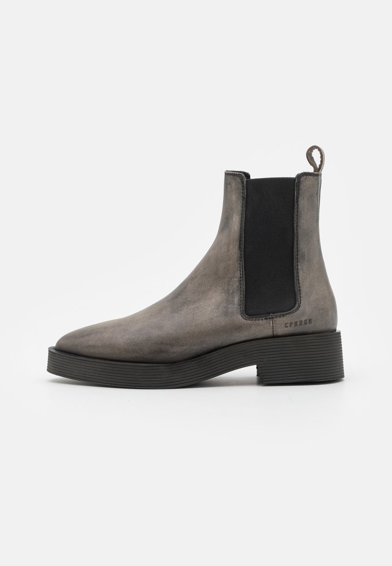 Bottine Chelsea grise en cuir avec panneau latéral élastique noir, languette arrière, talon bas empilé et semelle noire texturée.
