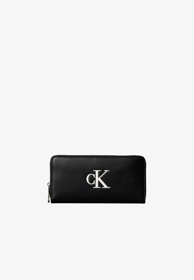 Portefeuille noir avec fermeture éclair intégrale et logo cK argenté centré à l'avant, en texture cuir lisse, isolé sur fond blanc.