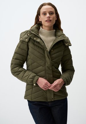 Olijfgroene gewatteerde jas met een geborduurd ontwerp, uitgerust met een afneembare capuchon en gouden hardware details, gecombineerd met een lichtbeige trui.