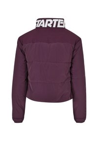 Veste matelassée violet foncé à manches longues et col montant, avec un texte blanc en gras "STARTER", vue de dos.