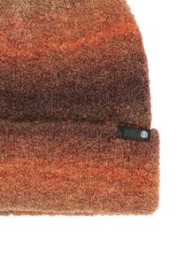 Bonnet en dégradé marron et orange, fabriqué en laine tricotée texturée, avec un revers replié et une petite étiquette noire sur le côté.