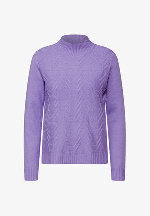Lichtpaarse trui gemaakt van een zachte breisel stof. Het heeft een hoge hals, lange mouwen en een gestructureerd geometrisch patroon op de voorkant.