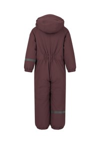 Bordeaux rood geïsoleerd sneeuwpak met een capuchon, elastische taille en reflecterende strepen op de mouwen en benen. Het heeft een gladde, gestructureerde stof.