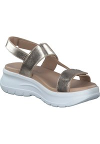 Metalliska guldremmar sandaler med en bred rem och öppen tå. Har en vadderad innersula och en vit, tjock sula med texturerat grepp.