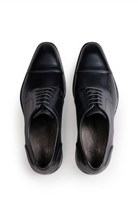 Scarpe eleganti da uomo in pelle nera con punta appuntita, design con lacci, sottili dettagli di cuciture e texture liscia sulla superficie superiore.