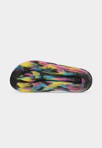 Semelle multicolore de sneaker avec un motif tie-dye noir, rose, jaune et bleu, montrant les détails de la semelle sur fond blanc.
