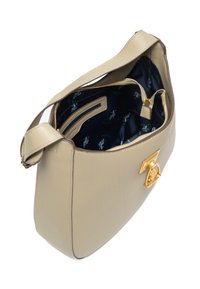 Borsa a tracolla in pelle beige con una forma strutturata, accessori in oro e un interno caratterizzato da una fodera in tessuto scuro e una tasca con zip.