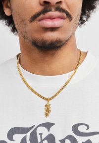 Ed Hardy DEATH BEFORE DISHONOR DAGGER PENDANT NECKLACE UNISEX - Náhrdelník - gold-colored