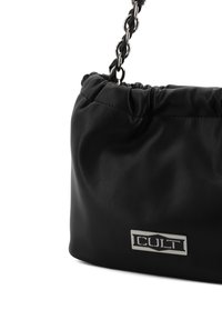 Borsa a tracolla in faux leather nera con design arricciato, hardware argento e tracolla a catena. Presenta una placca con il logo sulla parte frontale.