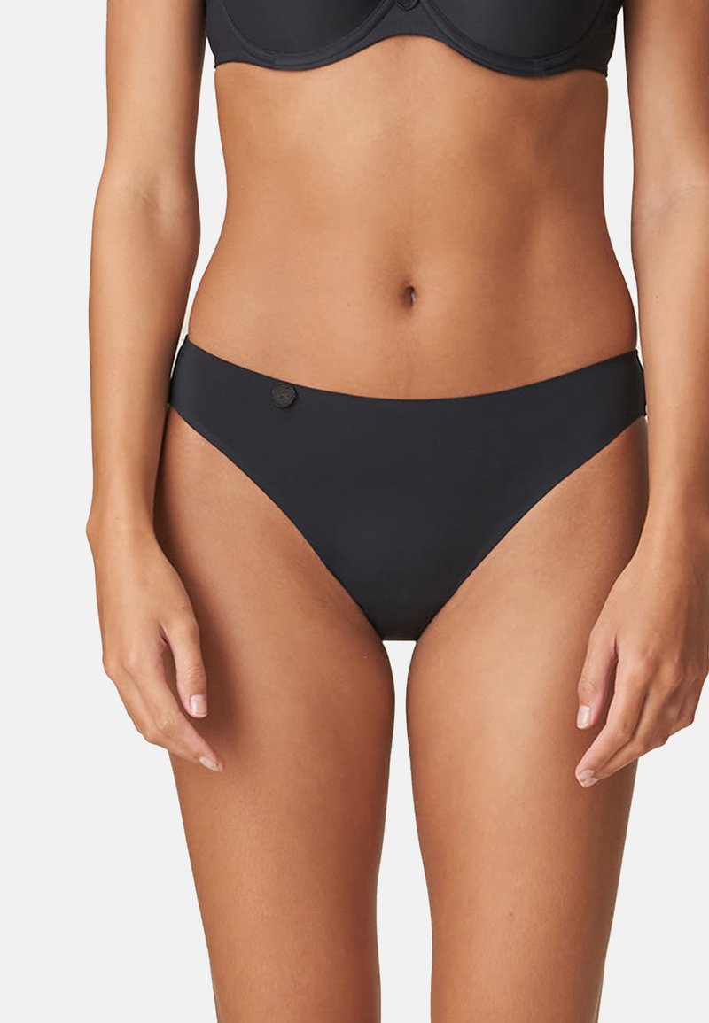 Schwarze Bikini-Höschen aus glattem, mattem Stoff. Mit einem tief sitzenden Design und einem kleinen Knopfakzent auf der linken Seite. Minimalistischer Stil.