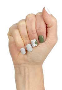 Pugno con cinque unghie dipinte in grigio opaco, bianco e verde oliva, caratterizzato da un design a scacchi con accenti verdi e bianchi su un'unghia.