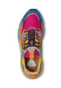 Sneaker multicolore con tomaia in rete, dettagli in suede, punta rotonda, soletta decorata e lacci neri, caratterizzato da tonalità di rosa, blu e arancione.