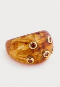 Κρυστάλλινο δαχτυλίδι σε χρώμα κεχριμπαριού με ομοιόμορφη, καμπυλωτή μορφή, διακοσμημένο με πέντε στρογγυλές κόκκινες πολύτιμες πέτρες σε χρυσές ρυθμίσεις.