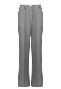 Grijze op maat gemaakte dressbroek met voorplooien, riemlussen en een gedeeltelijk zichtbaar etiket aan de tailleband, weergegeven op een witte achtergrond.