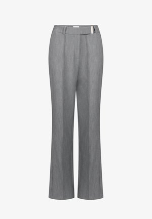 Graue maßgeschneiderte Anzughose mit vorderen Falten, Gürtelschlaufen und einem teilweise sichtbaren Etikett am Taillenbund, auf einem weißen Hintergrund präsentiert.