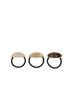 Tre elastici per capelli rotondi con clip decorativi a forma di mezzaluna in tonalità rosa chiaro, beige e marrone scuro su sfondo bianco.