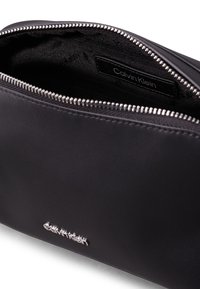 Calvin Klein CAMERA BAG UNISEX SET - Olkalaukku - black