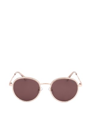 Occhiali da sole rotondi con sottili montature in metallo rosa chiaro e lenti scure su sfondo bianco.