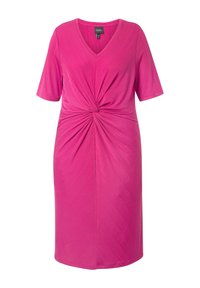 Robe rose vif longueur genou avec manches courtes, encolure en V et nœud torsadé central créant un effet de tissu froncé.