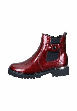 Bottine en cuir verni rouge à bout arrondi, avec des panneaux élastiques sur les côtés, une languette au dos et une finition texturée. Équipée d'une semelle en caoutchouc noire.