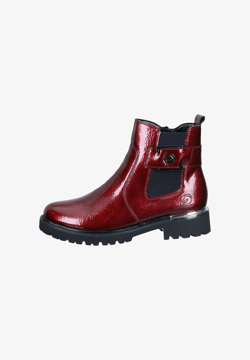 Botín de charol rojo con punta redonda, paneles laterales elásticos, tirador trasero y acabado texturizado. Presenta una suela de goma negra.