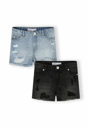 Dwie pary krótkich spodni dżinsowych w stylu distressed, jedna w jasnoniebieskim kolorze, druga czarna, obie z postrzępionymi brzegami i przednimi kieszeniami.