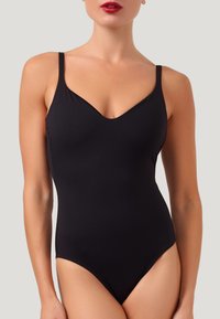 Svart baddräkt med V-ringning, tunna axelband och högskurna ben, tillverkad av en mjuk och elastisk tyg, som ger en slank silhuett.