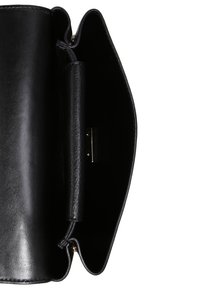 Borsa a mano in pelle nera con una superficie liscia, dotata di manico superiore e chiusura magnetica. Lo spazio interno è ampio e non foderato.