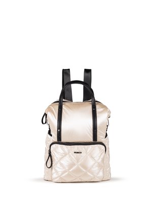 Mochila acolchada beige con textura en colcha, detalles en negro, doble asa y correas ajustables; cuenta con un bolsillo frontal con cremallera.