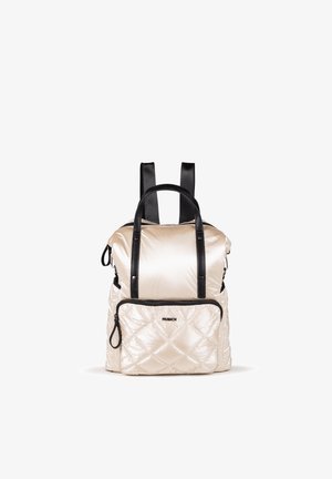 Mochila acolchada beige con textura en colcha, detalles en negro, doble asa y correas ajustables; cuenta con un bolsillo frontal con cremallera.