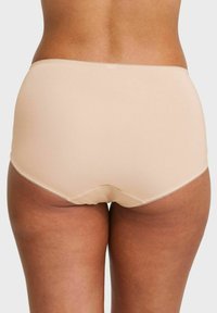 Beige hoge taille slipjes gemaakt van een gladde stof, met een naadloze achterkant, elastische tailleband en minimale stikdetails.